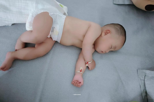 改则三个月宝宝抬头不稳
